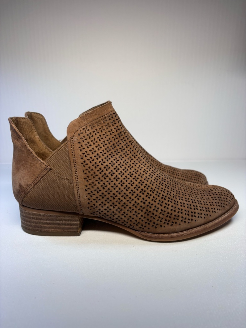 Vince Camuto Perforated Leather Ankle Booties Tan Brown Size 8M - Picture 6 of 11